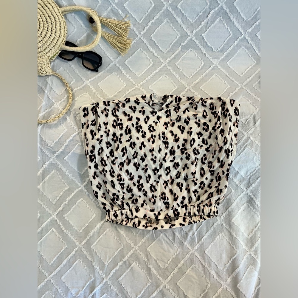 🖤 80’s Style! Leopard print cropped blouse w/ padded shoulders-see video🎥